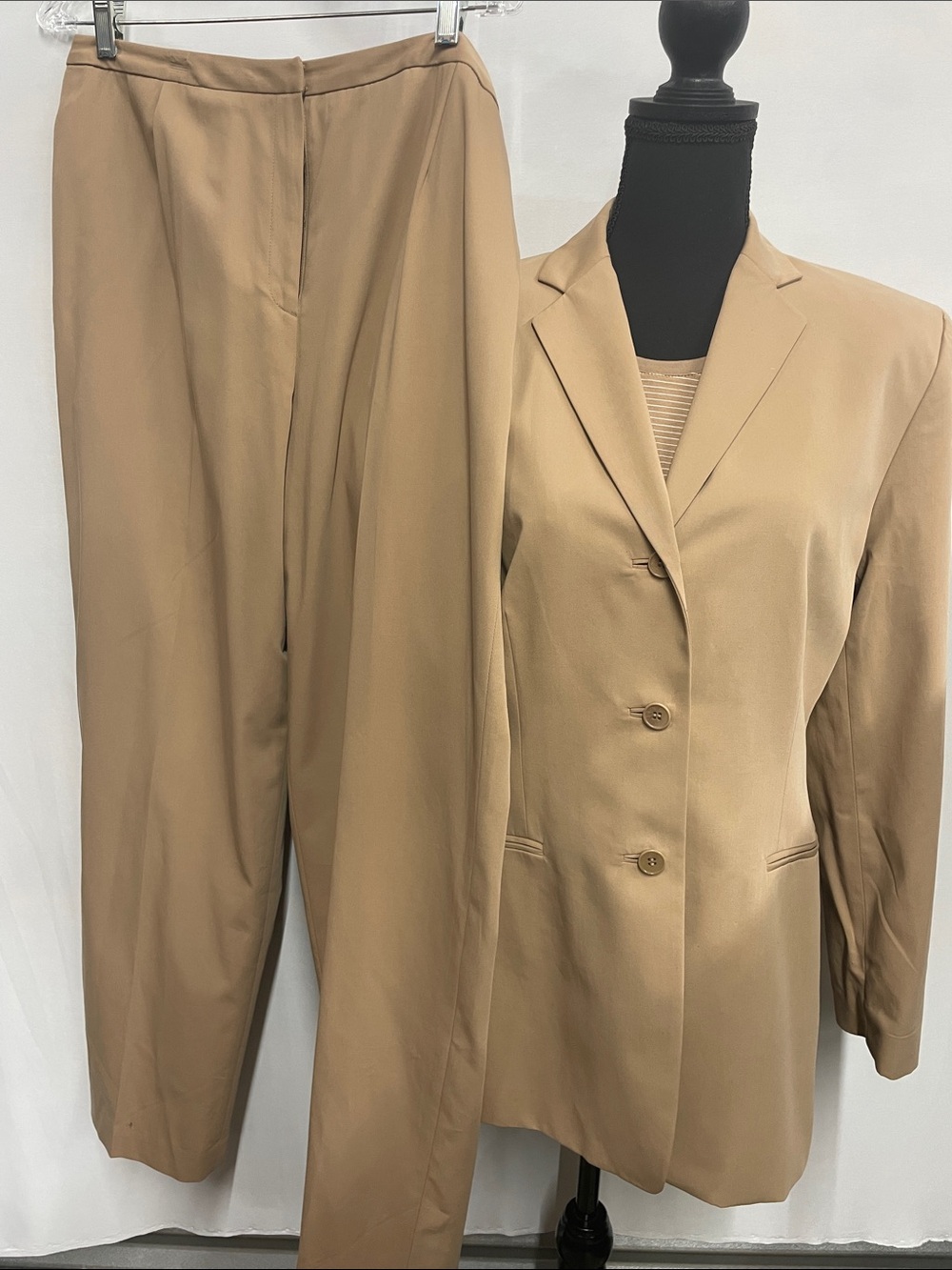 Valerie Stevens pantsuit with shirt, khaki. 100% cotton, size 10/14